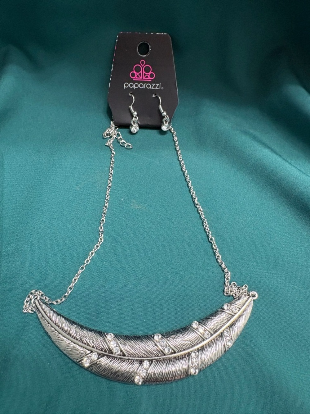 🖤paparazzi Silver Feather Bib Necklace with Crystal Accents🖤